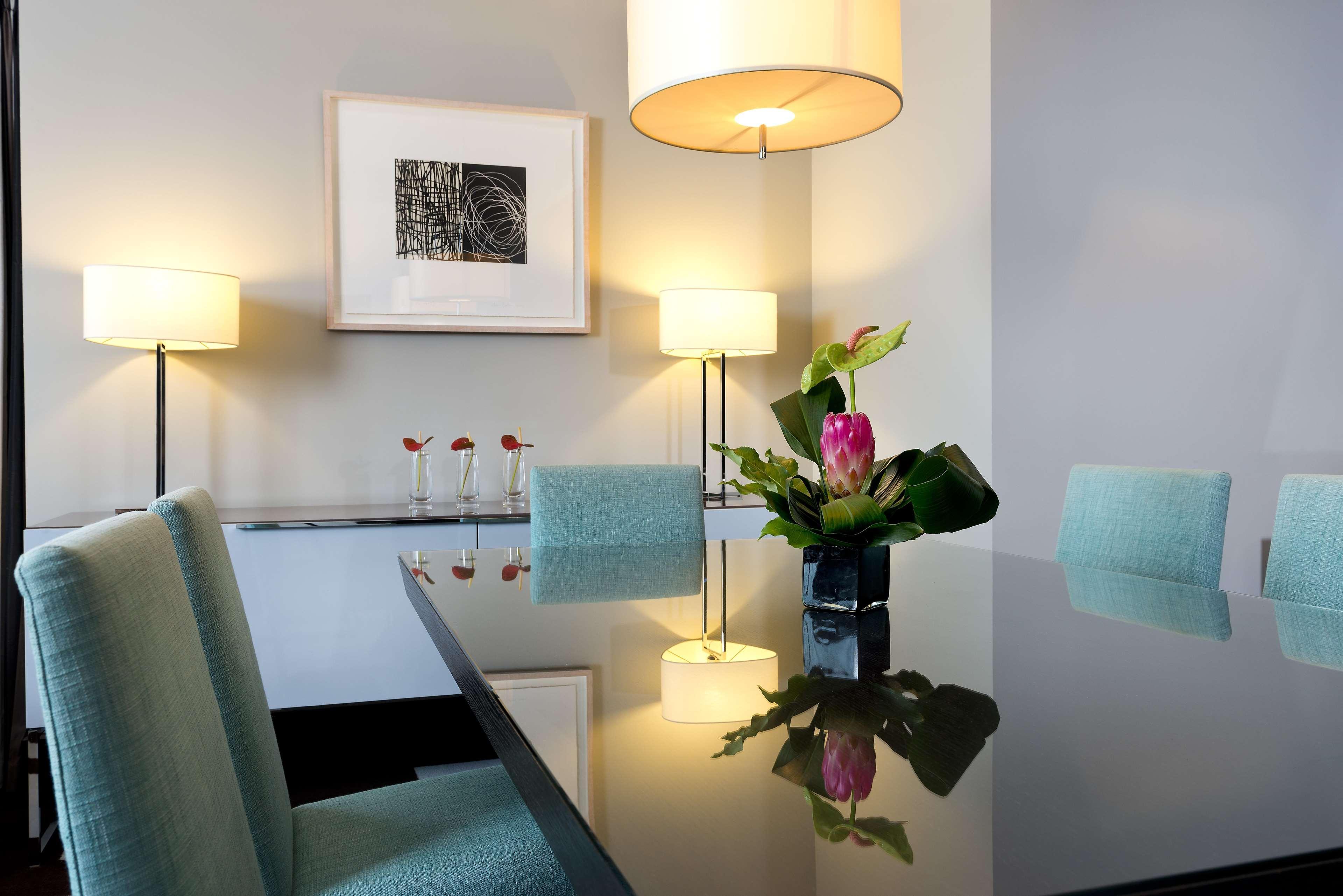 The Fitzwilliam Hotel Belfast Ngoại thất bức ảnh A table lamp