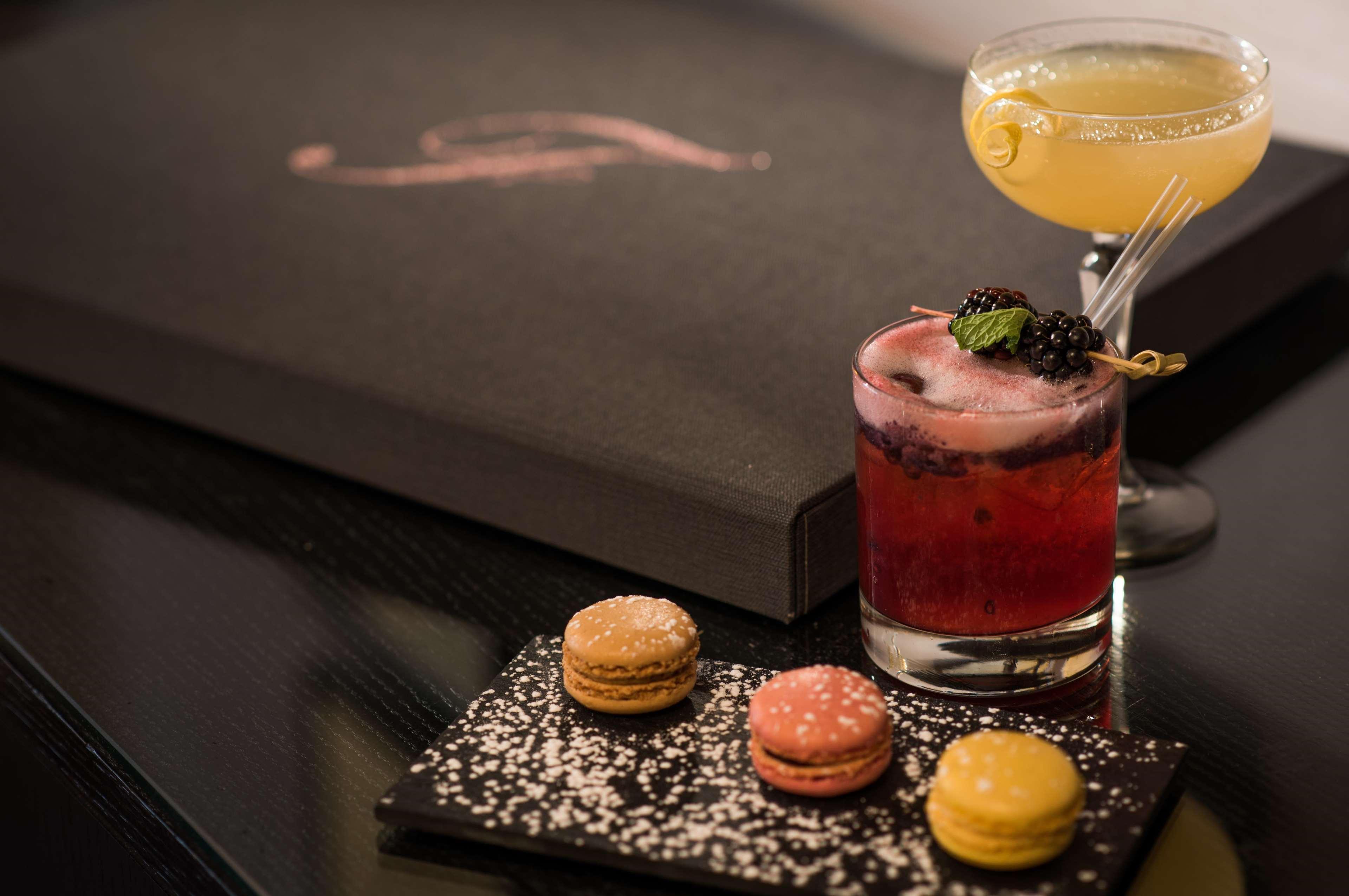 The Fitzwilliam Hotel Belfast Ngoại thất bức ảnh A cocktail at the bar