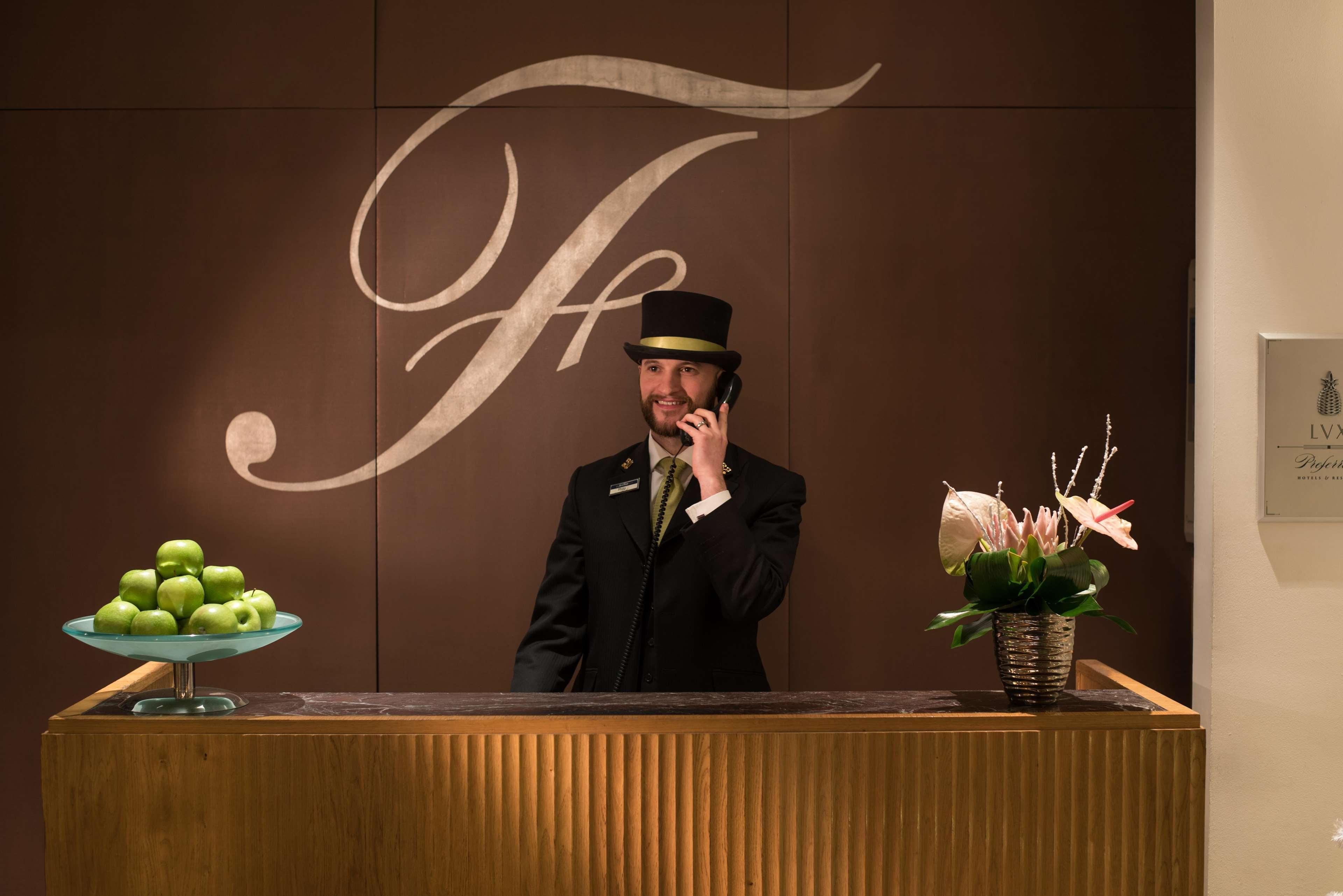 The Fitzwilliam Hotel Belfast Ngoại thất bức ảnh Concierge at the Four Seasons Hotel, Milan