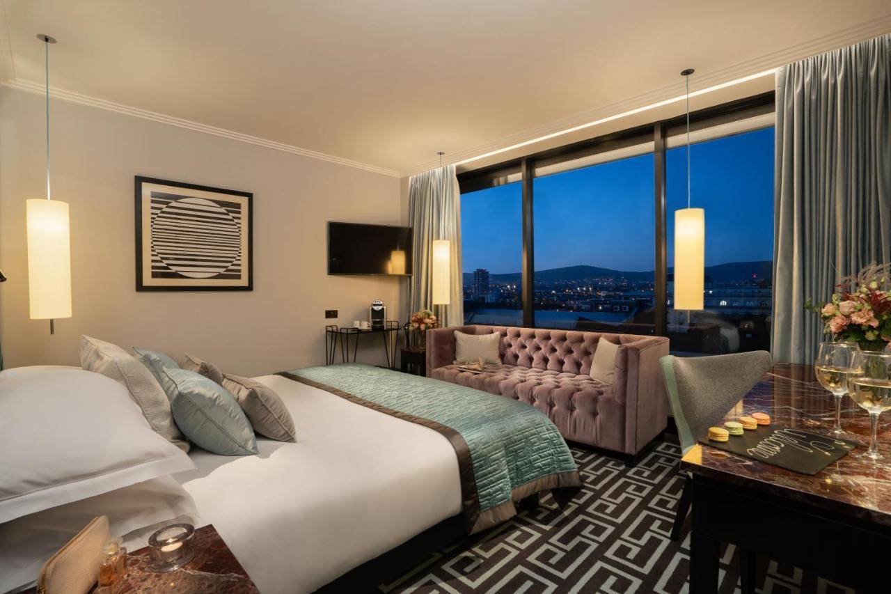 The Fitzwilliam Hotel Belfast Ngoại thất bức ảnh A bedroom at the hotel